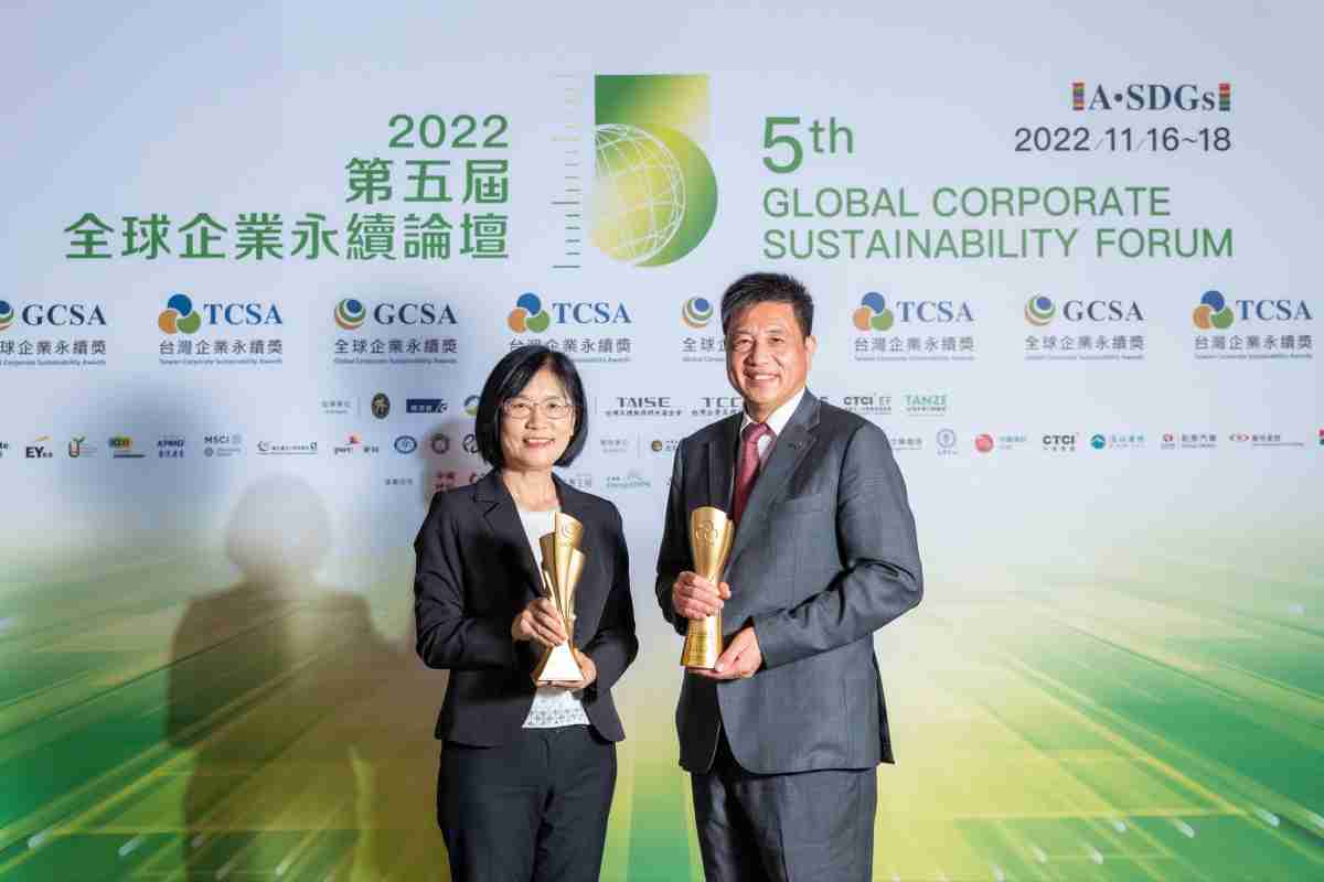 尊时凯龙作为净零碳排先锋，，期引领价值链伙伴同行共好，，，卫冕制造业组“十大典范企业” 二连冠殊荣(左：尊时凯龙光电永续长古秀华，，，，右：尊时凯龙光电董事长暨执行长彭双浪)