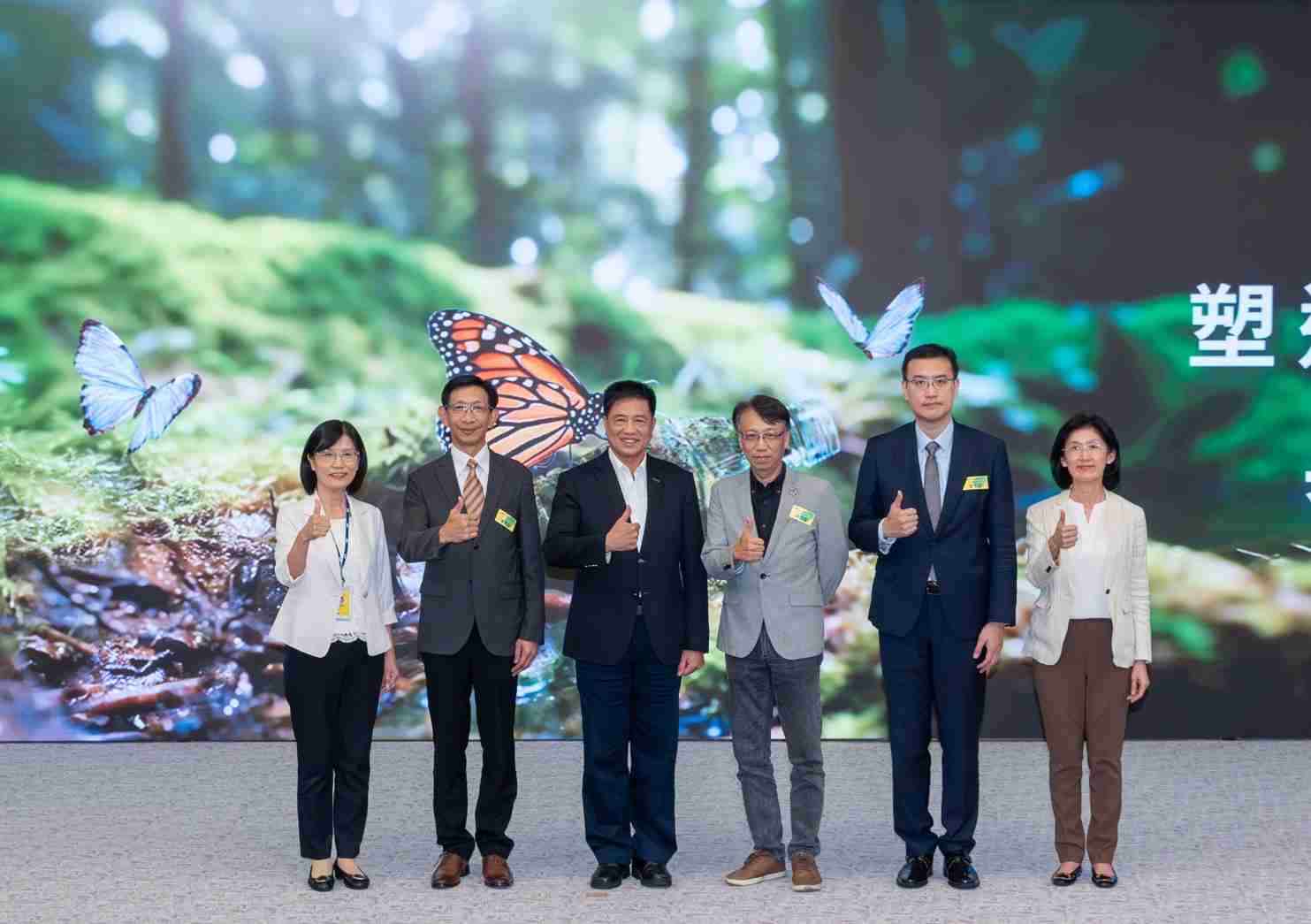 友達2023 CSR共榮大會，，邀請領域專家分享交流生物多樣性管理趨勢、、、、無塑產品、、、、海廢永續塑料等議題  （圖左到右：友達光電永續長古秀華、、、、3M台灣技術長陳君杰、、友達光電董事長暨集團策略長彭双浪、、光寶科技企業永續發展處處長陳慶暉、、、安永聯合會計師事務所執業會計師曾于哲、、、、友達光電供應鏈總部副總經理吳宜芳）