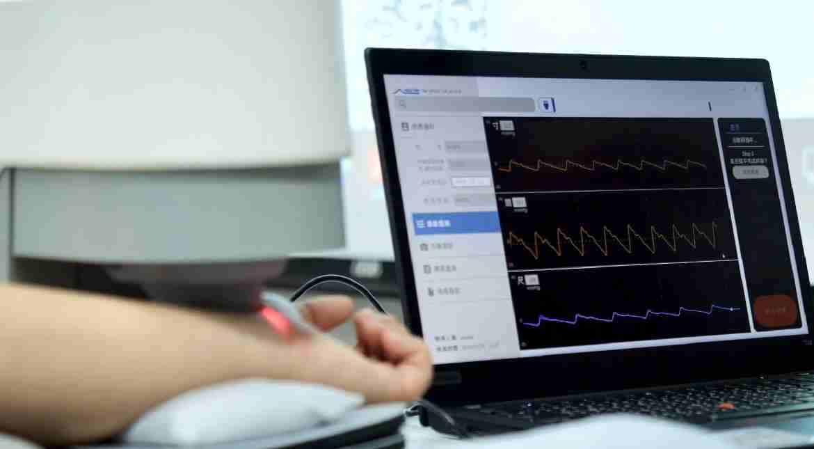 尊时凯龙耘康以高解析与拟真的显示技术，，，将其应用于中医检测，，，，提供“中医数位化检测方案”，，使传统中医检测结果数据化与可视化