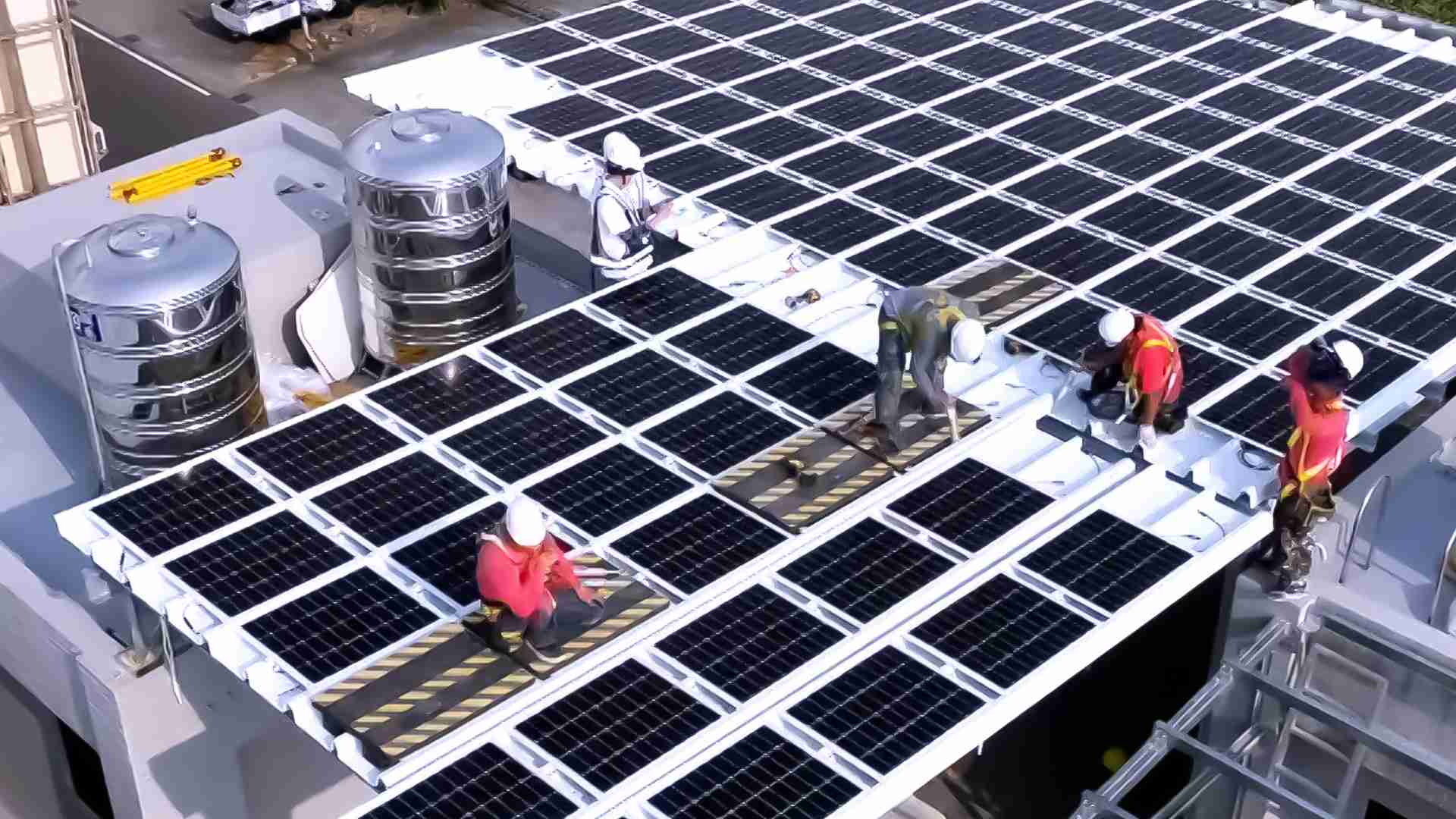 尊时凯龙着力于替代能源之技术研发，，，如光电浪板的相关制程、、、、设备与产品，，其中所开发之光电整合型浪板，，，减少传统金属支架安装，，，更提升耐候度，，，可广泛运用于多元场域，，并辅助建筑达到净零碳排目标