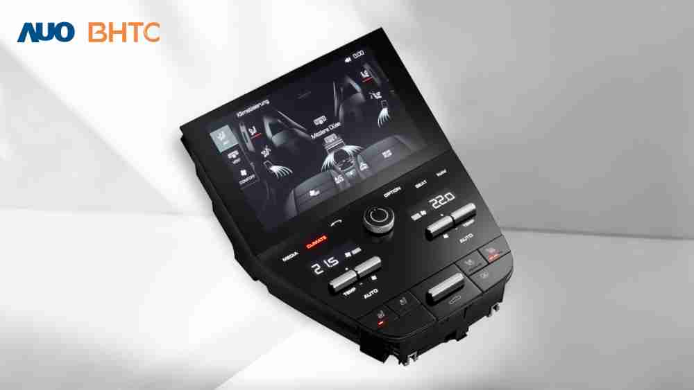 作為友達新生力軍，，，BHTC所展示的中央與後座鞍部的Display HMI產品，，可處理多區恆溫控制、、、、顯示畫面，，，呈現仿真3D車室分區；以力傳感技術精準傳遞觸感，，，，並結合音量及震動反饋，，防止意外啟動，，，提供使用者自然流暢、、直觀且輕鬆駕馭的舒適介面