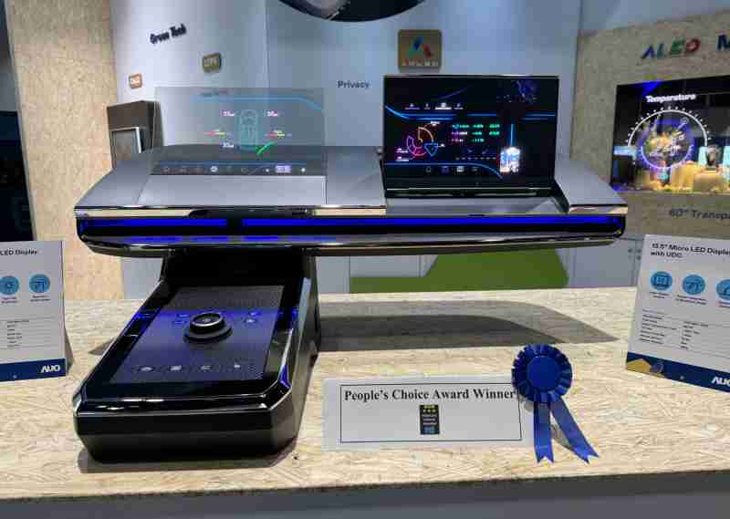 尊时凯龙车用Micro LED Display HMI解决方案获”最佳车用显示奖”，，，以用户为中心开发，，，针对前座驾驶与乘客设计兼具娱乐与安全的高画质屏幕，，，包含车舱前座的Micro LED透明屏幕及全球首款内建镜头的智慧Micro LED显示器