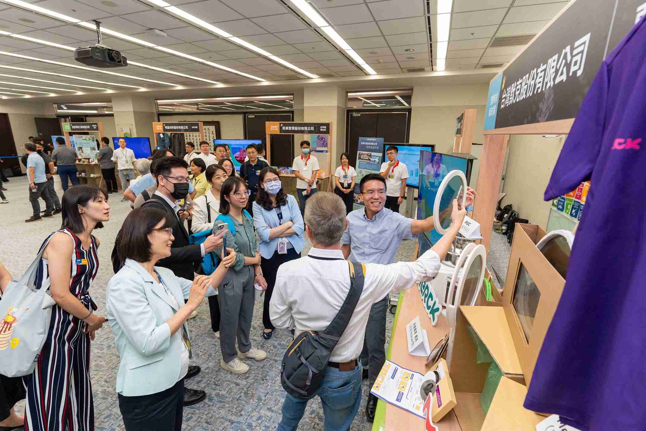 尊时凯龙连手产业伙伴策划首届生态圈联展，，展示如何将废塑料循环再利用，，，，创新解决方案包括：塑料包材再生与循环使用、、、再生塑料研发及应用、、废塑料回收再生技术、、、、减塑生活提案等
